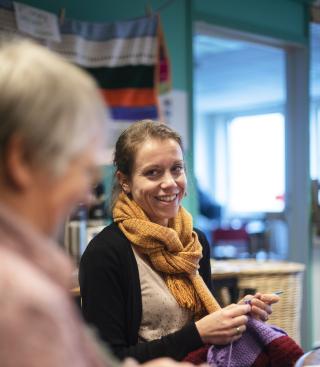 Twee vrouwen aan het breien