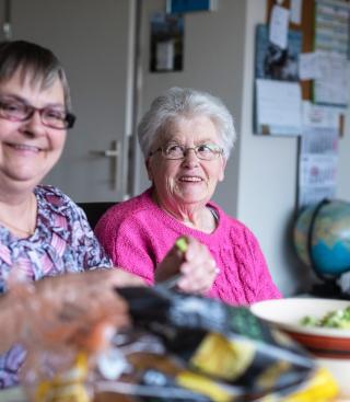 Twee vrouwen maken eten klaar