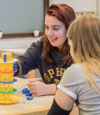 Twee vrouwen spelen samen een spel