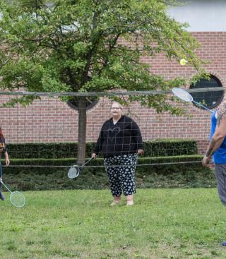Vier personen spelen badminton