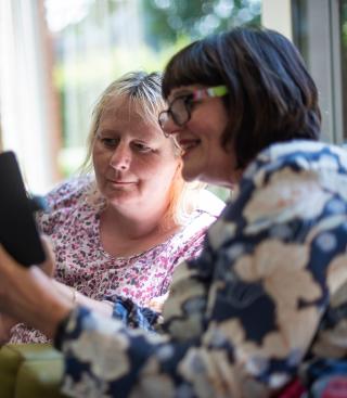 Vrouw laat iets zien op haar smartphone