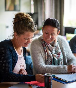 Twee vrouwen aan het praten