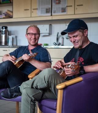 Twee mannen spelen gitaar