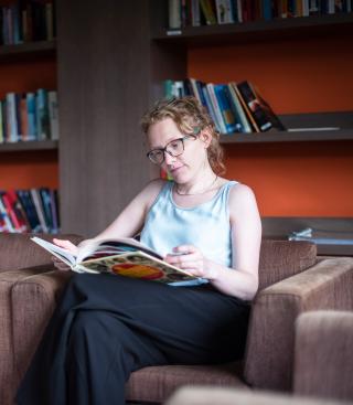 Vrouw leest een boek