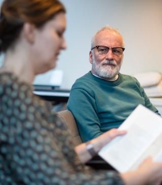 Een vrouw leest een boek