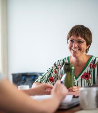 Twee personen in gesprek