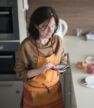 Vrouw kookt met app stap voor stap