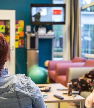 Twee mensen kijken samen tv