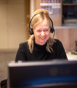 Vrouw aan het werk in de telefooncentrale