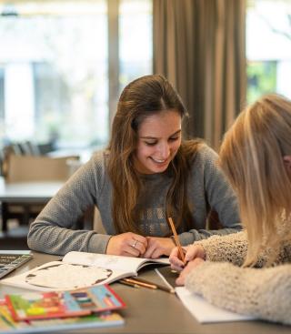 Vrouwen in gesprek met elkaar