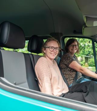 Twee vrouwen in minibusje