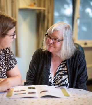 Twee vrouwen in gesprek