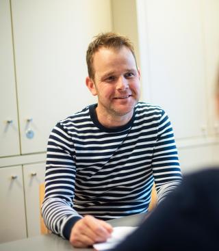 Man en vrouw in gesprek