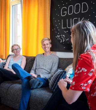 Mensen in gesprek in het salon