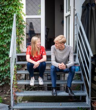 Man en vrouw met elkaar in gesprek op de trap