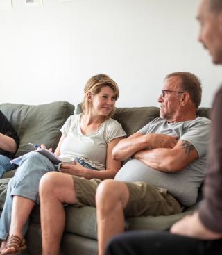 Man en vrouw in gesprek in de zetel