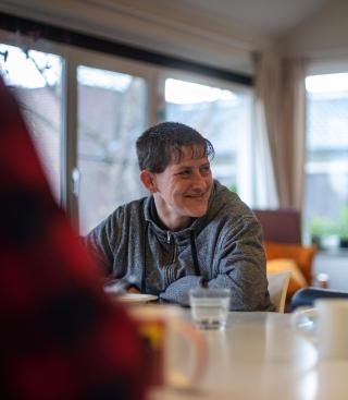 Twee vrouwen in gesprek tijdens de maaltijd