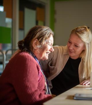 Twee vrouwen in gesprek op afdeling Vallei