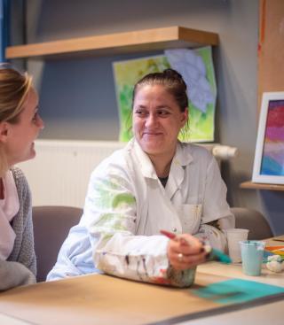 Twee vrouwen in gesprek tijdens beeldende therapie