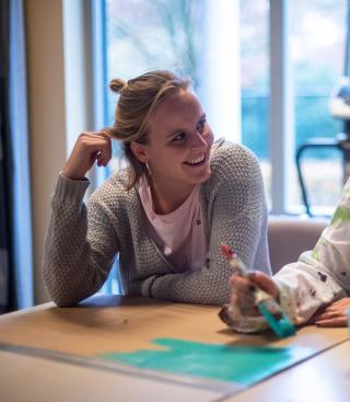 Twee vrouwen in gesprek tijdens beeldende therapie