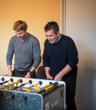 Drie mannen aan de kickertafel