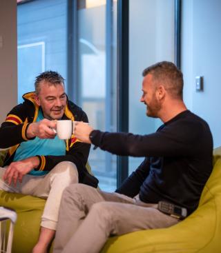 Twee mannen drinken koffie in salon