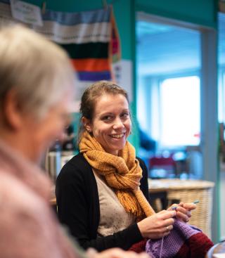 Twee vrouwen aan het haken