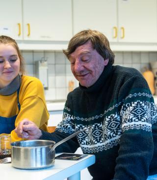 Man en vrouw in de keuken