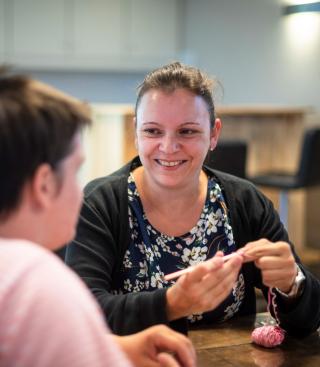Twee vrouwen aan het haken