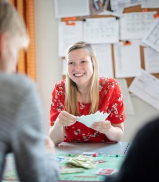 zorgmedewerker tijdens een spelletje