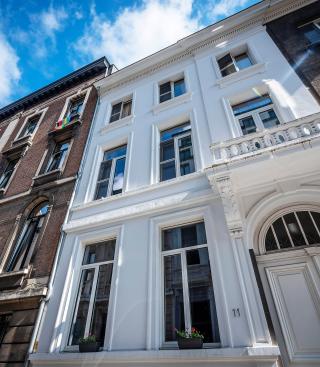 Eén van de twee herenhuizen waar de evenaar gevestigd is.