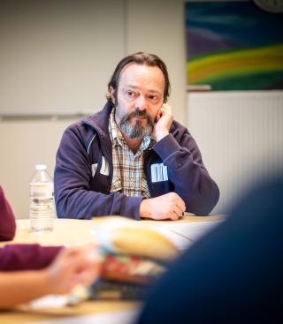 Zorgverleners in gesprek rond tafel