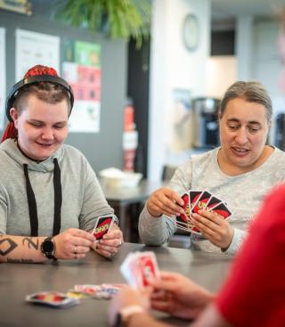 twee dames die een spelletje spelen