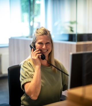 Collega aan het onthaal