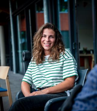 Lachende collega in gesprek op een afdeling