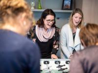 Vrouwen aan het kickeren in ontmoetingshuis De Honk